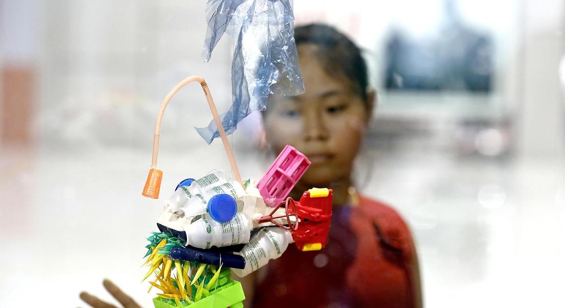 'Plastic Planet' , ad Hanoi in mostra opere d'arte realizzate con materiali plastici come bottiglie d'acqua, cannucce, nylon ... © EPA