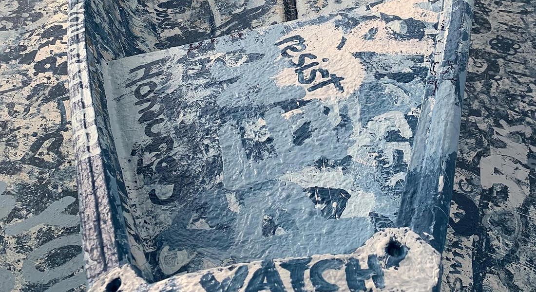 Add Color (Refugee Boat), installazione interattiva di Yoko Ono. Un visitatore ha scritto Sea Watch, la nave della ong tedesca impegnata nel soccorso dei migranti nel Mediterraneo © ANSA