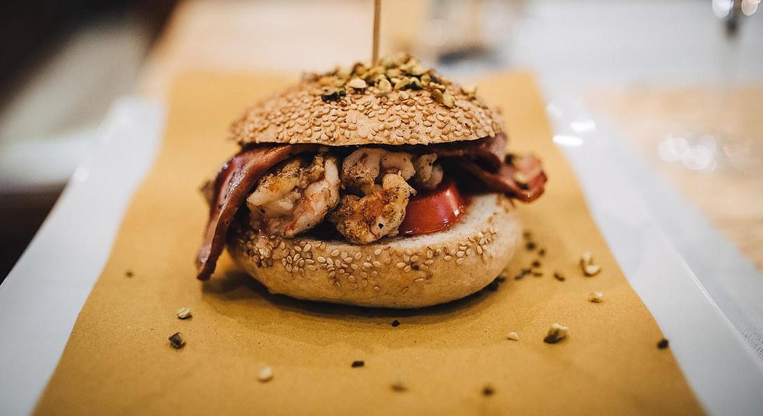 il “Prawn”, burger con gamberone, zucchine grigliate, insalata, gorgonzola e pomodori. Da Crumb Lobster e Burger - Le Rughe (Rm) foto courtesy The Fork © ANSA