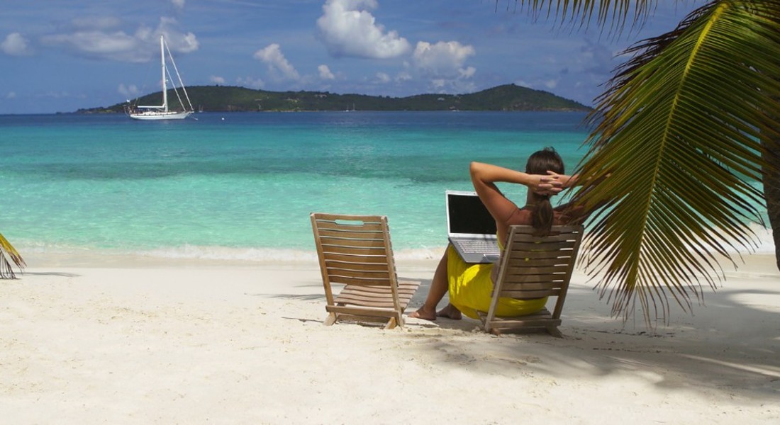 Con il computer a lavoro su una spiaggia caraibica foto iStock. © Ansa