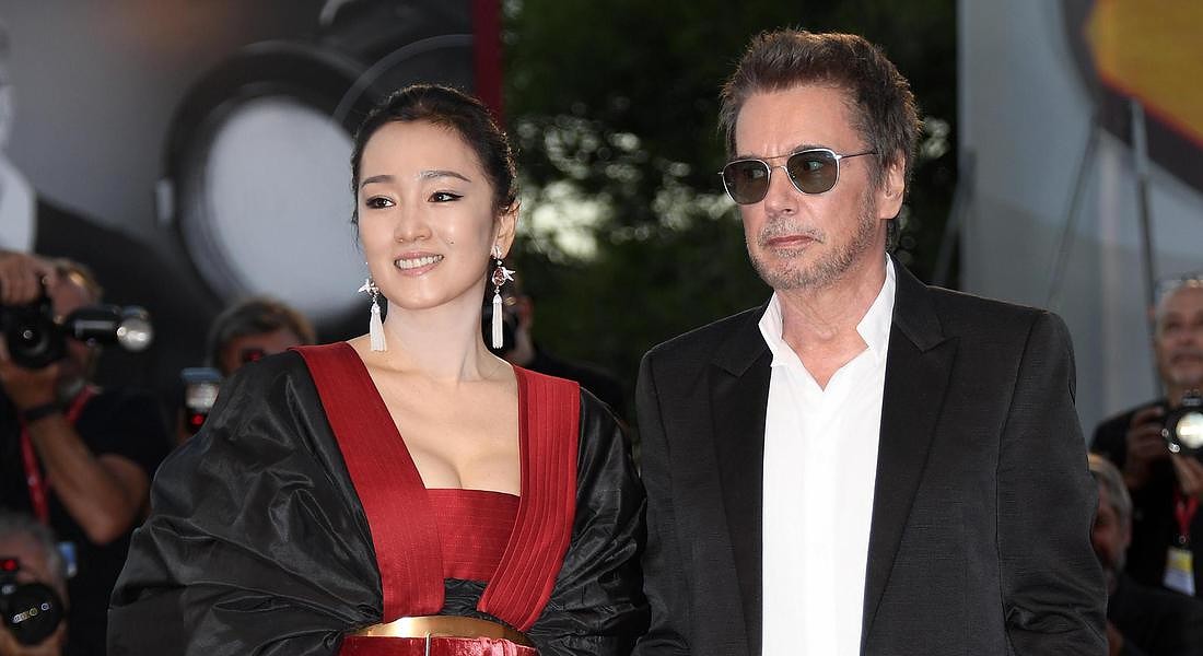 Chinese actress Gong Li (L) and her husband French composer Jean-Michel Jarre arrive for the  premiere of 'Lan Xin Da Ju Yuan(Saturday Fiction) ' © ANSA