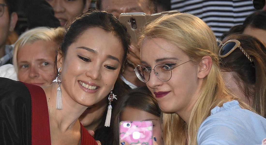76th Venice International Film Festival Chinese actress Gong Li signs autographs as she arrives for a premiere of 'Lan Xin Da Ju  Yuan(Saturday Fiction) ' © ANSA