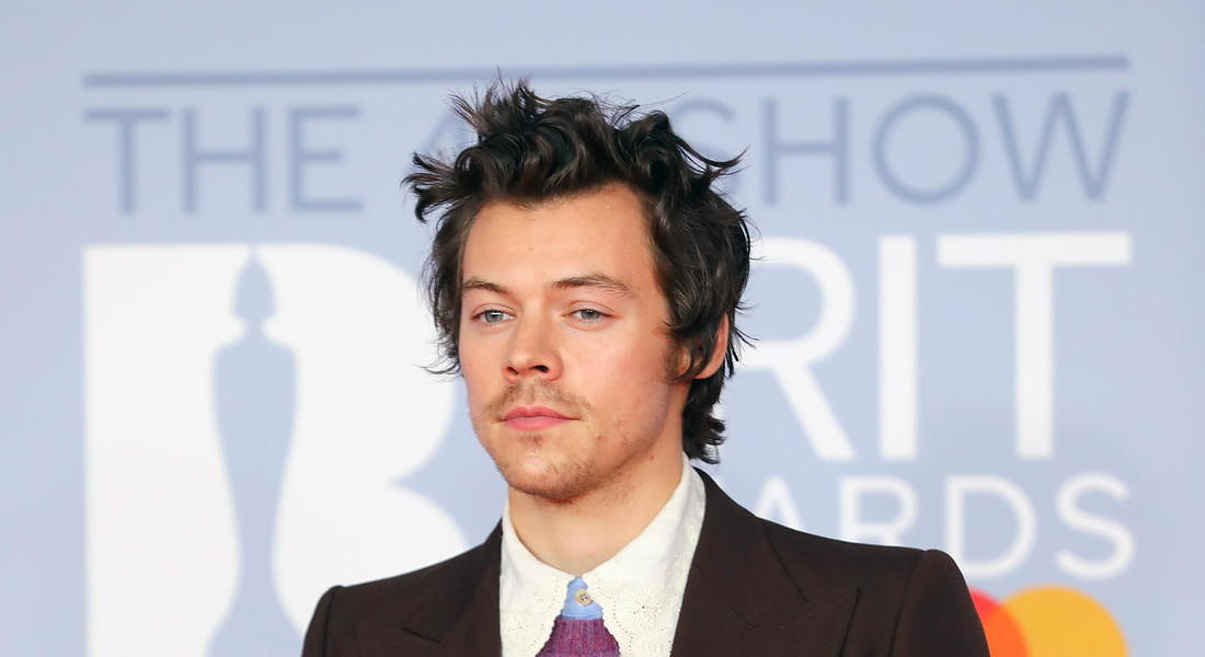 Harry Styles first man to appear alone on Vogue cover © EPA