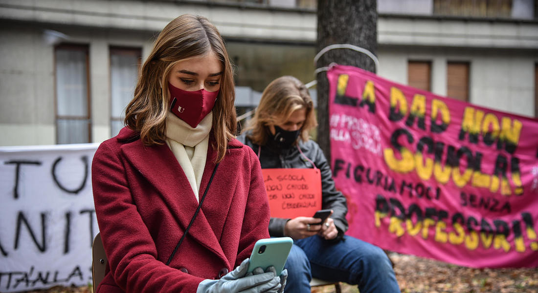 Lezioni in presenza in piazza Mirabello a Milano. Gli studenti del Liceo Parini in protesta contro la DAD e per la riapertura delle scuole © ANSA