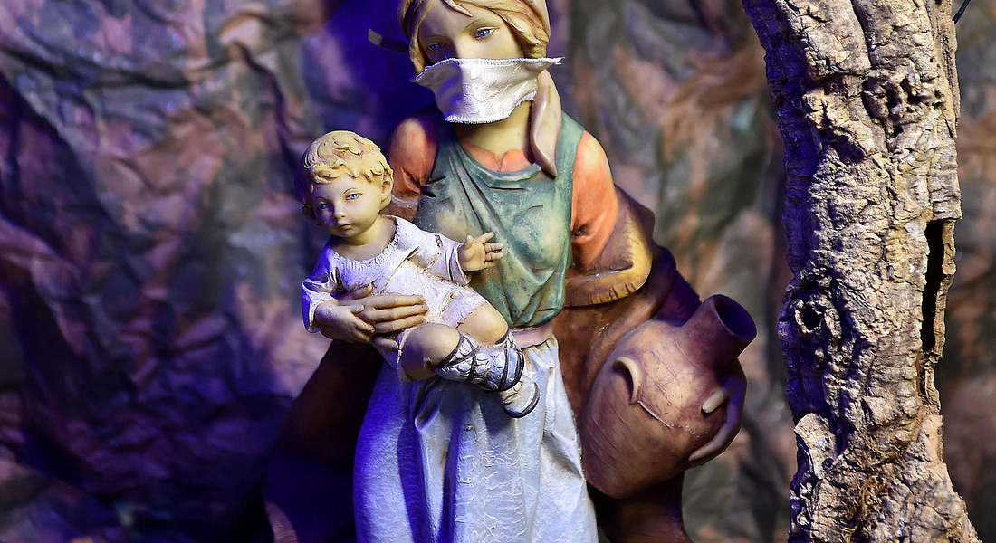 Christmas: crib with figurines wearing masks in Duomo of Turin © ANSA