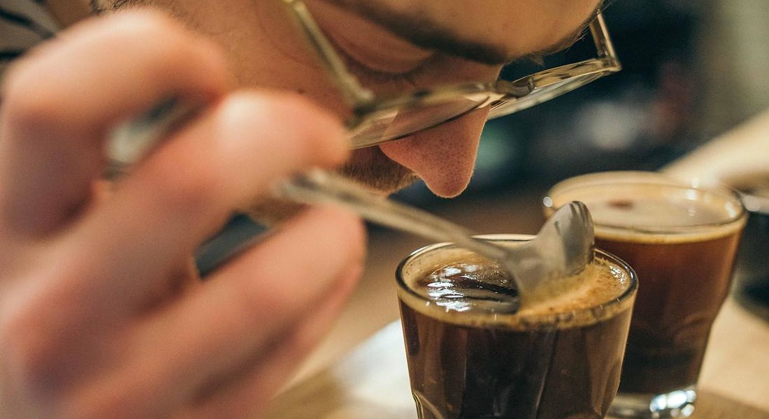 Il profumo del caff ha effetti simili della caffeina assunta con la bevanda e migliora  il livello di attenzione, secondo il Seven Institute of Technology © 