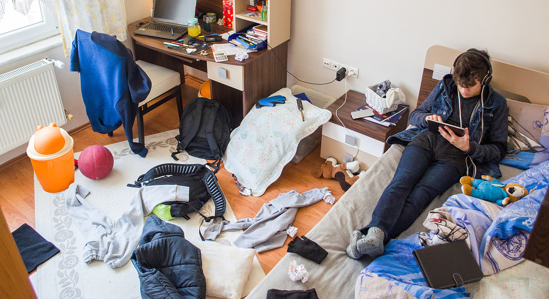 Un adolescente in casa, stanza in disordine, connessione attiva foto iStock. © Ansa