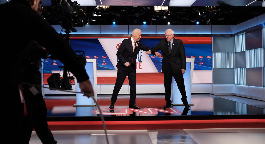 il saluto con il gomito tra i candidati democratici americani Biden e Sanders © EPA