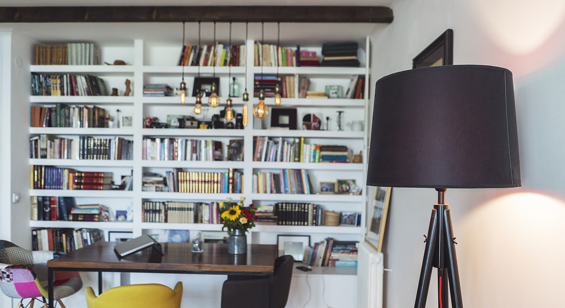 Libreria e tavolo da lavoro, una soluzione che non snatura l'armonia della casa foto iStock. © Ansa