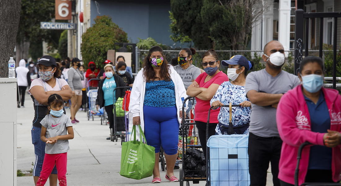 People queue for food in in Southern California © EPA