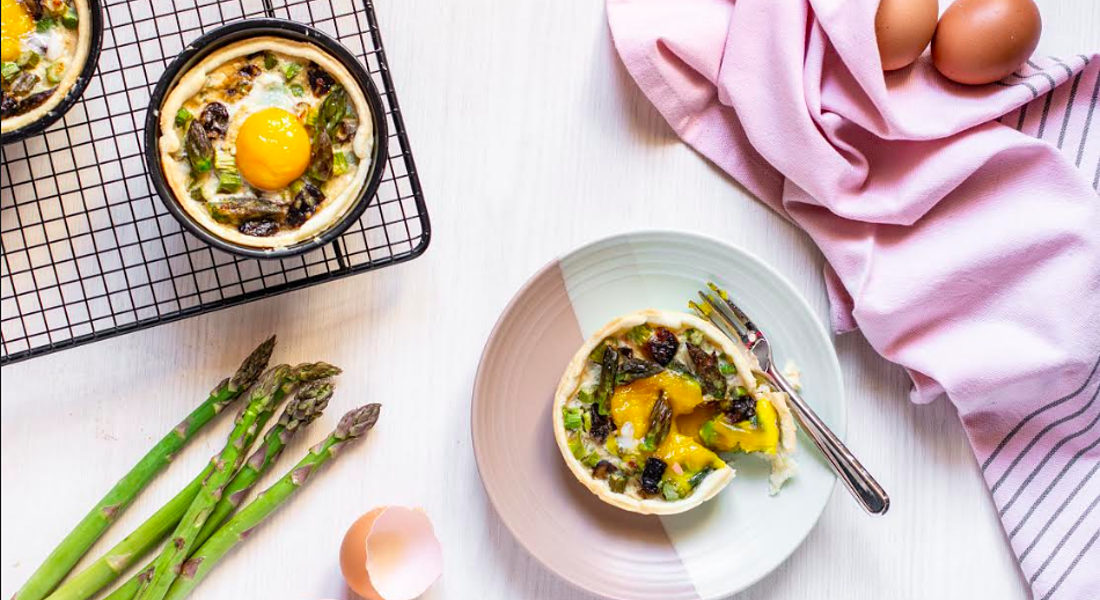 mini Quiche uova, asparagi e Prugne della California per la colazione o il pranzo di Pasqua © Ansa