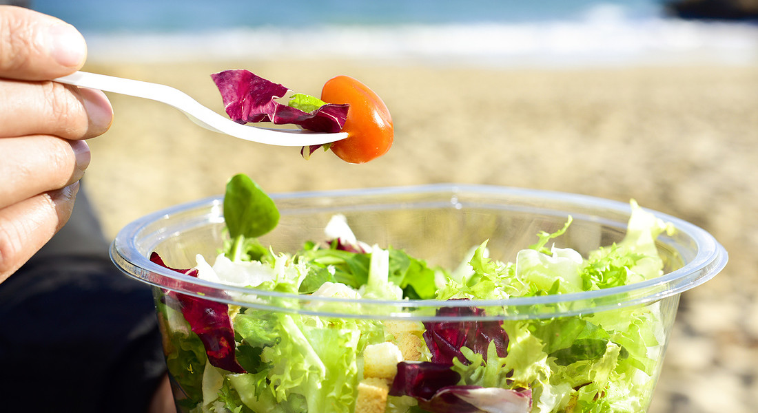 pranzo in spiaggia con contenitori e posate in plastica foto iStock. © Ansa