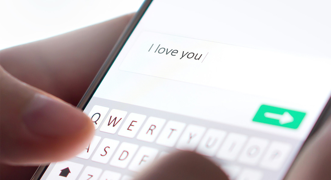 Una persona scrive Ti amo in un messaggio telefonico . foto iStock. © Ansa