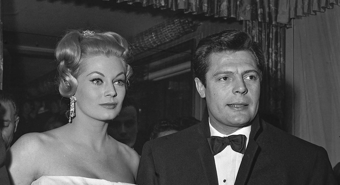 Anita Ekberg e Marcello Mastroianni alla prima del film La dolce vita di Federico Fellini © Ansa