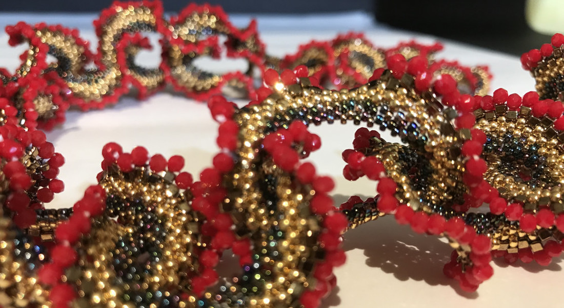 La Perla Nera Set Collana e orecchini 'Corallo' con perle in vetro di Murano placate oro (750 euro sulla nuova piattaforma www.veniceoriginal.it.) © Ansa
