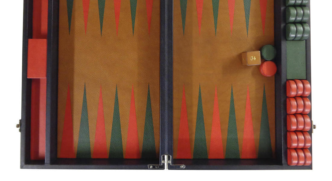 Set backgammon in pelle di vitello conciata vegetale, scatola in legno, dadi in pelle pesata e accessori in ottone, fatto a mano da L'Atelier GK Firenze, ad 8.825 euro, da artemest.com © ANSA