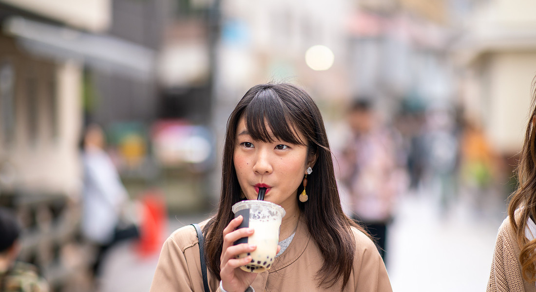 Una giovane beve il bubble tea a passeggio foto iStock. © Ansa
