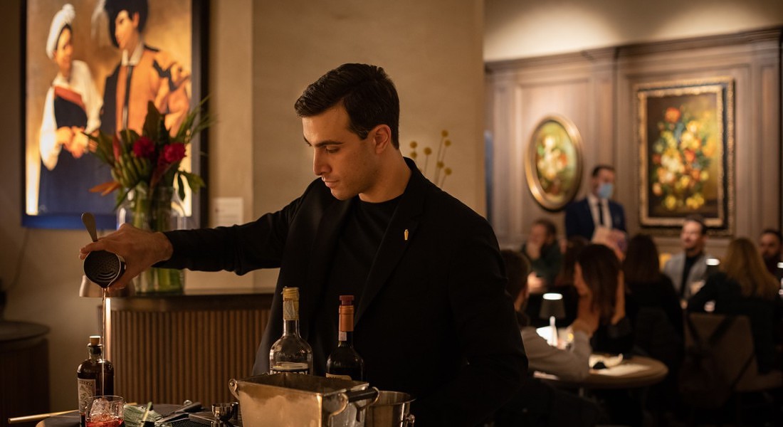 Il bartender di Caffè Doria - Edoardo Mattera © Ansa