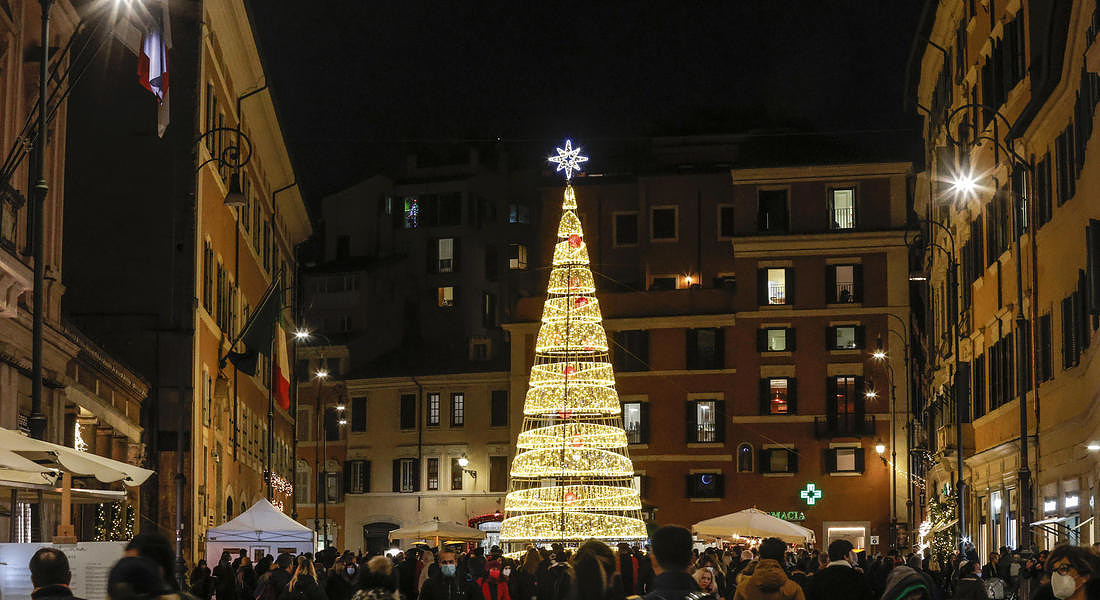 Shopping natalizio a Roma © ANSA