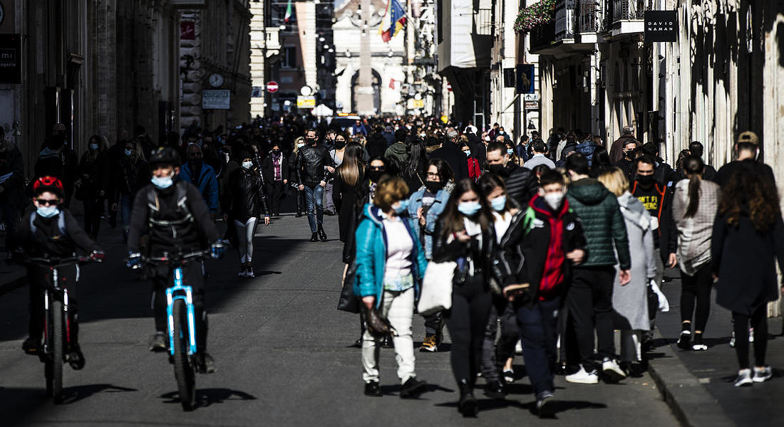 People stroll in Rome during the Coronavirus Covid-19 pandemic emergency in Italy © ANSA
