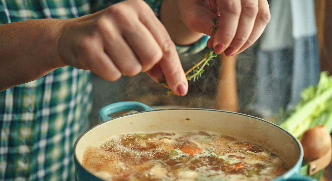 La preparazione di una zuppa - foto iStock. © Ansa