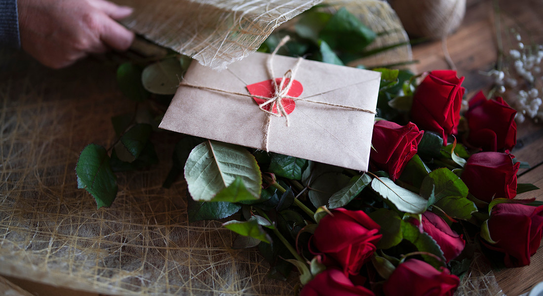 Un mazzo di rose e un biglietto con parole d'amore, tra i regali più classici e graditi a San Valentino foto iStock. © Ansa