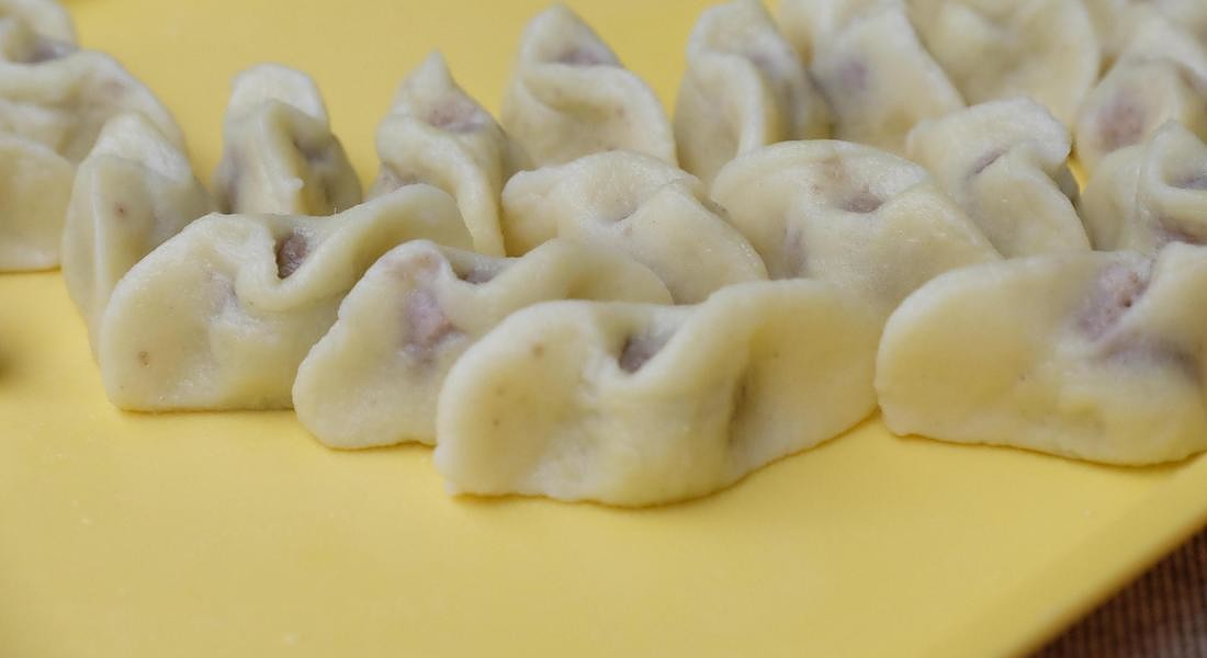 Strucchi -  gli strucchi - bocconcini fritti di pastafrolla, con ripieno di noci, nocciole, uvetta e pinoli -  foto Pro Loco Nediske Doline. © ANSA