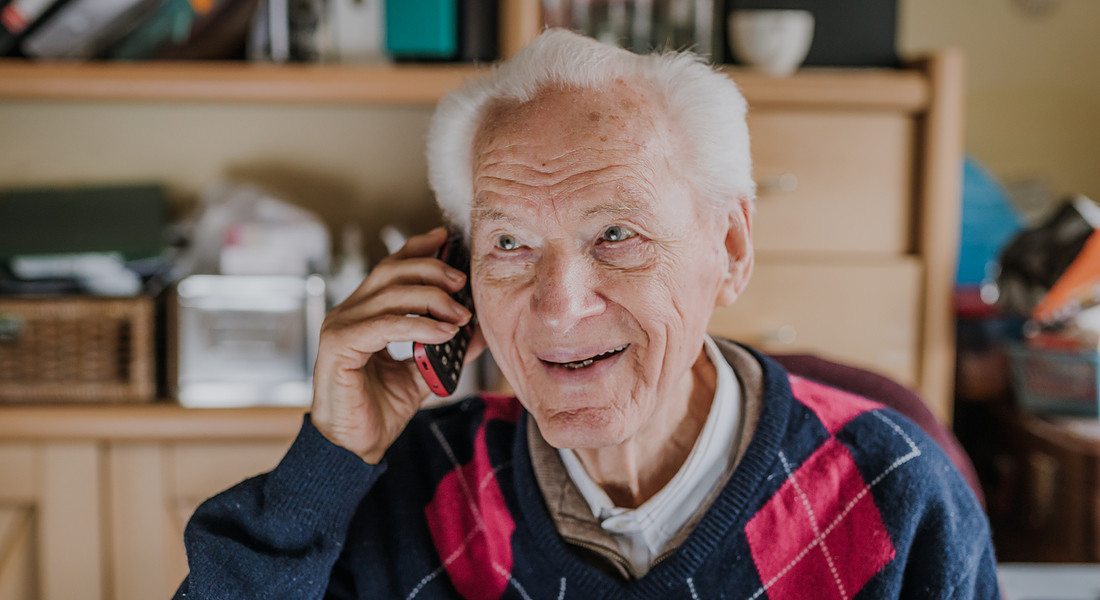 Un uomo anziano parla al telefonino foto iStock. © Ansa