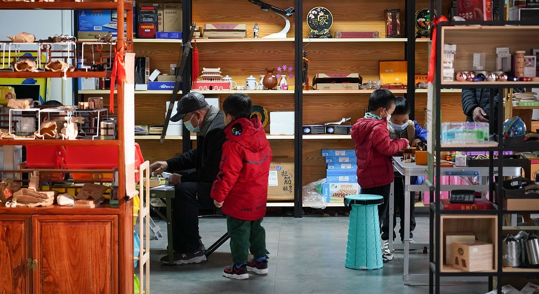 Il negozio di giocattoli vintage di Song Delong a Pechino - foto XINHUA © Ansa