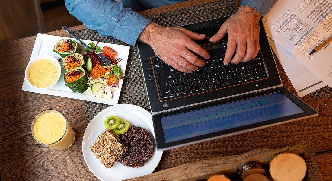 Il pranzo, anche se bilanciato,  senza staccare dal lavoro è una cattiva abitudine alimentare foto iStock. © Ansa