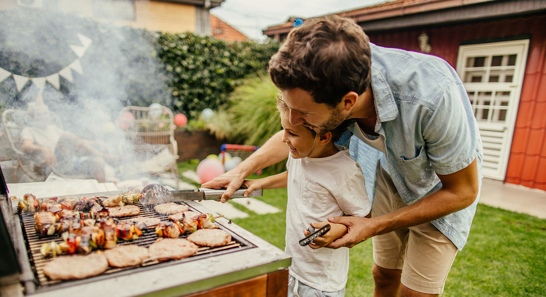 padre e figlio si divertono con il barbecue in giardino. foto iStock. © Ansa
