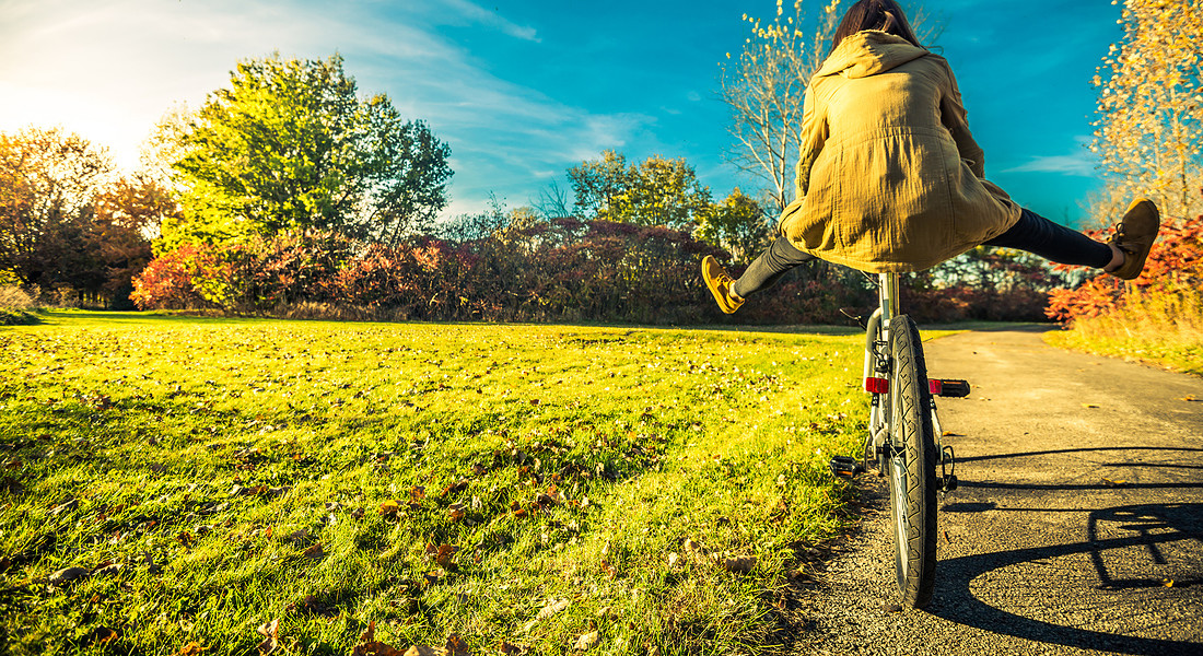 Passeggiata nel verde con la bicicletta foto iStock. © Ansa