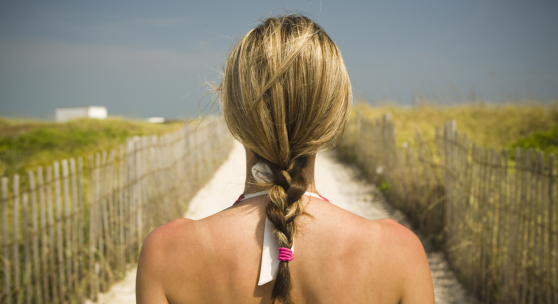 Treccia morbida per proteggere i capelli dal sole. foto iStock. © Ansa