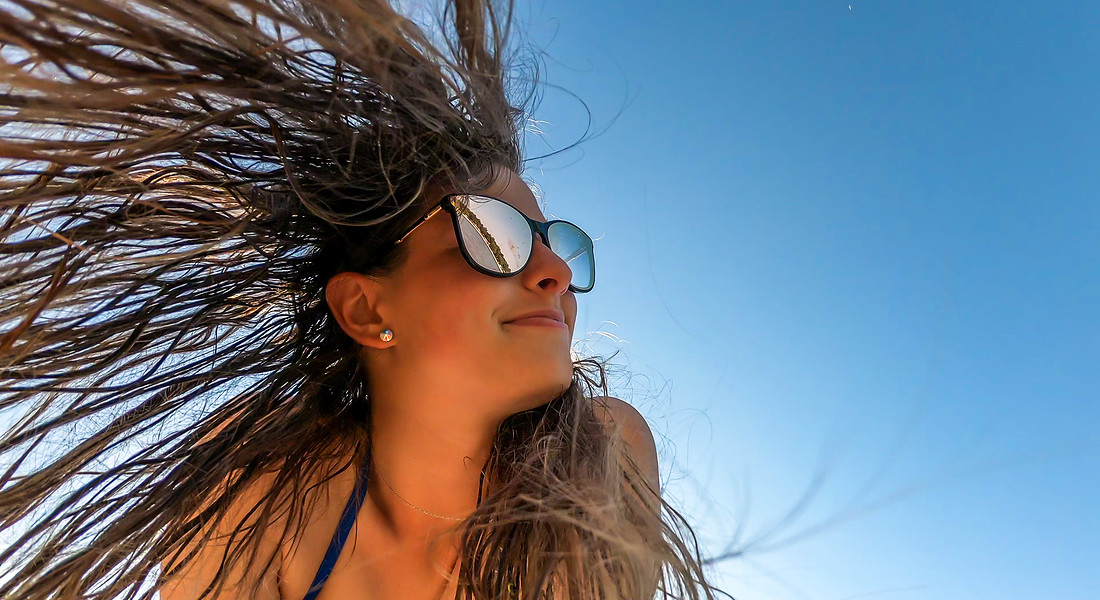Una ragazza con i capelli lunghi al sole estivo foto iStock. © Ansa