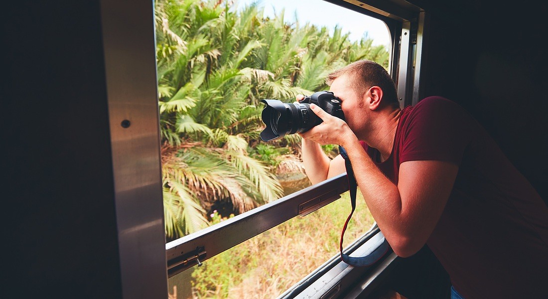 Tramundi via shutterstock foto con macchina fotografica in treno © Ansa