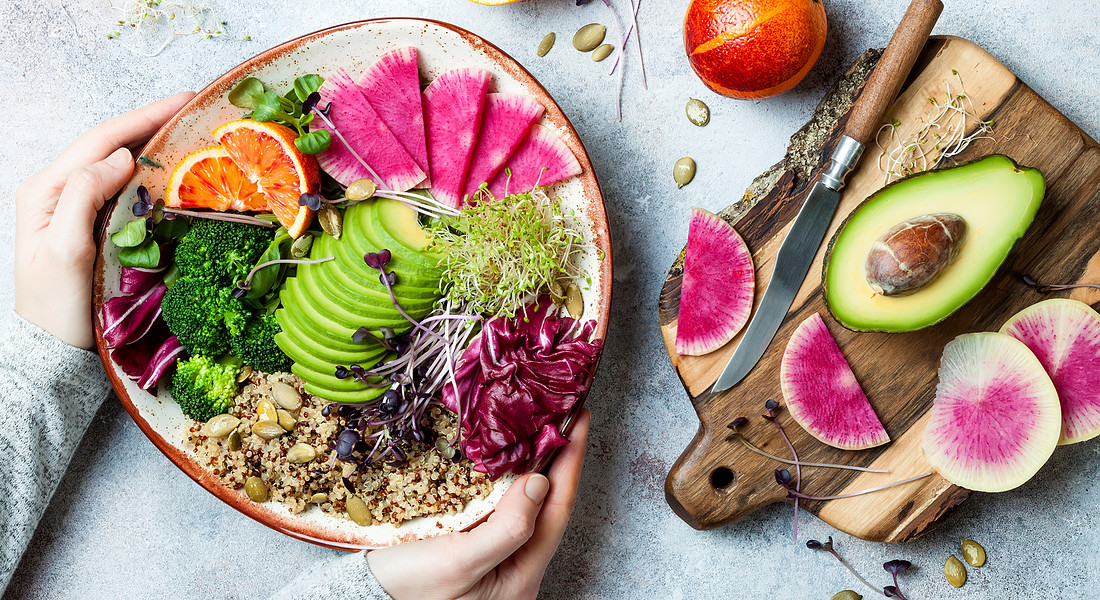 Piatto vegan con quinoa, micro greens, avocado, arancia rossa, broccoli, germogli foto iStock. © Ansa