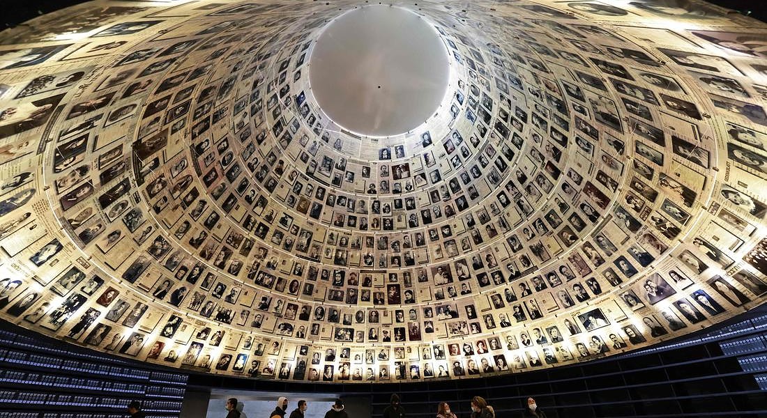 Students visit the Yad Vashem Holocaust Remembrance Centre in Jerusalem on January 26, 202 © AFP