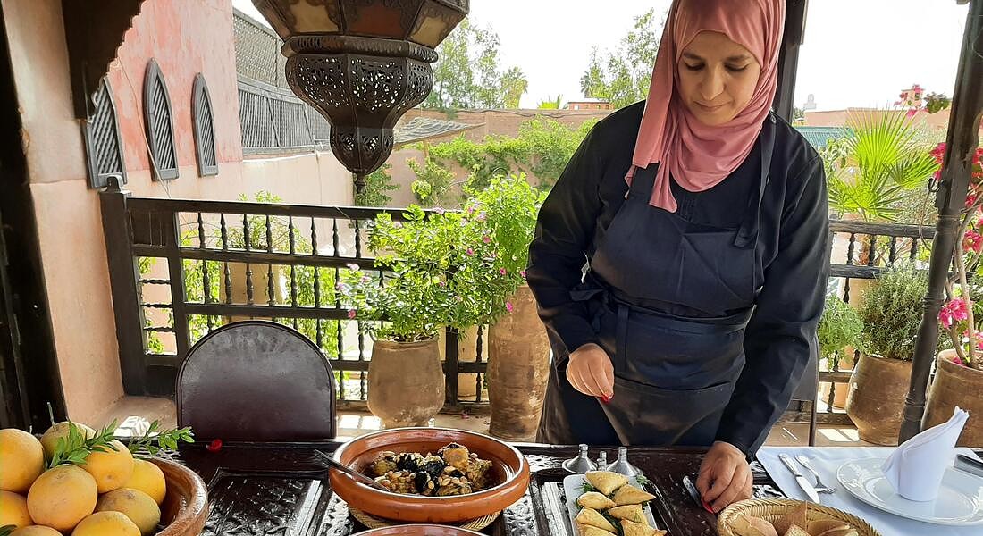 Dar Darma Riad Marrakech - preparazione di cucina tipica marocchina con l'esperta cuoca Maria © ANSA