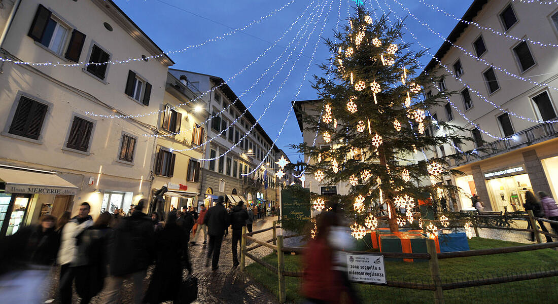 Un enorme albero di Natale in piazza a Pontedera fa da cornice allo shopping natalizio © ANSA