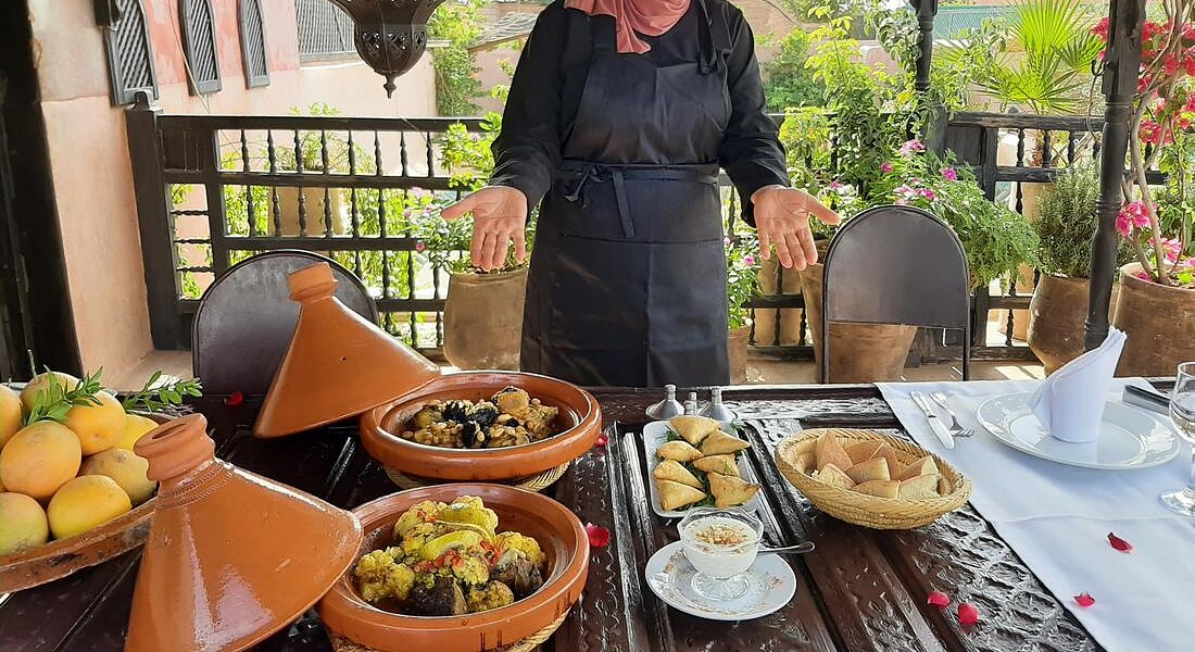 cucina dal Marocco con l'aiuto di Maria, la cuoca del Dar Darma Riad di Marrakech © ANSA