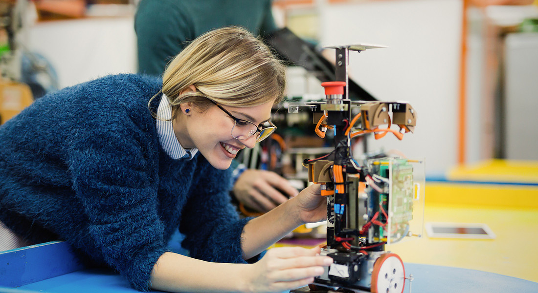 Young woman engineer working on robotics project foto iStock. © Ansa