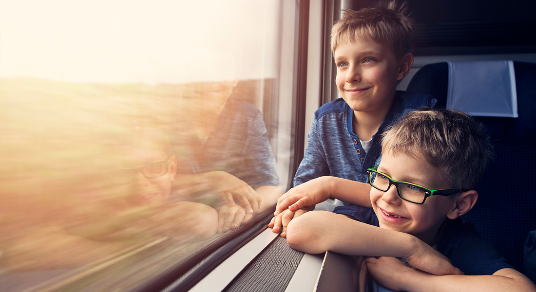 Due giovanissimi viaggiano in treno . foto iStock. © Ansa