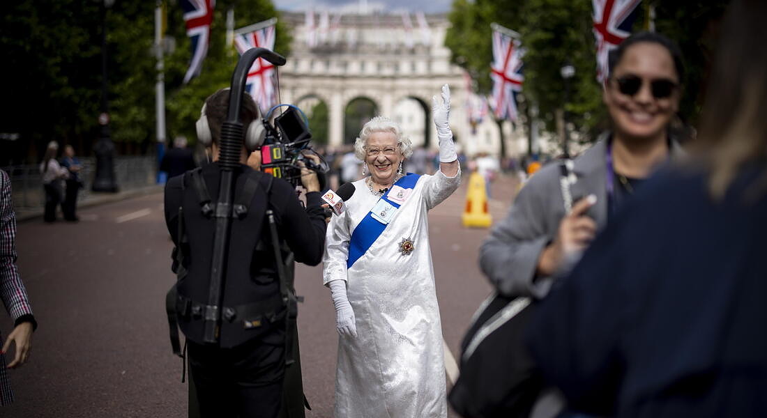 Royal fans on The Mall ahead Queen Elizabeth II Platinum Jubilee celebrations in London © EPA