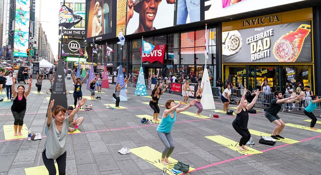 Migliaia a Times Square a fare yoga, NY saluta il solstizio d'estate © Ansa