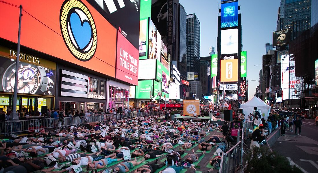 Yoga a Times Square © Ansa