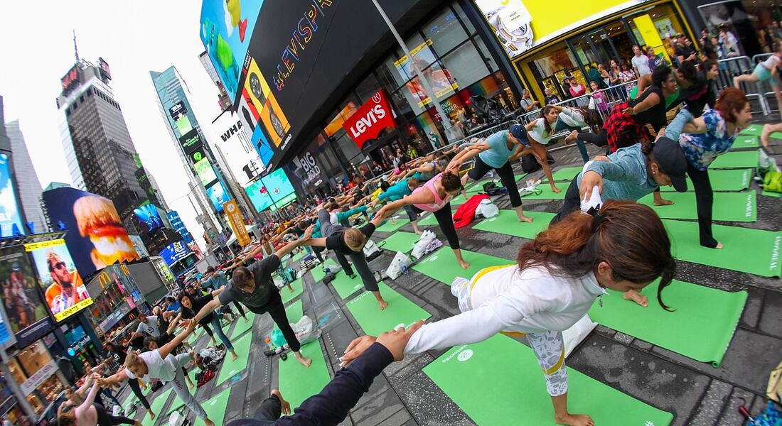 Migliaia a Times Square a fare yoga, NY saluta il solstizio d'estate © ANSA