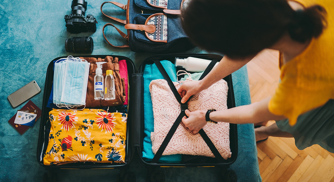 Una donna prepara la valigia da viaggio foto iStock. © Ansa