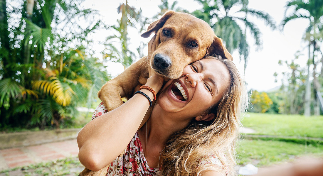 Una giovane donna sorride con il suo cane foto iStock. © Ansa