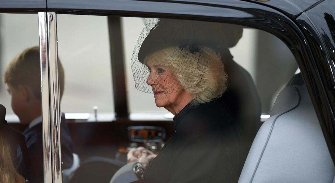 Camilla la regina consorte in nero arriva a Westminster © AFP