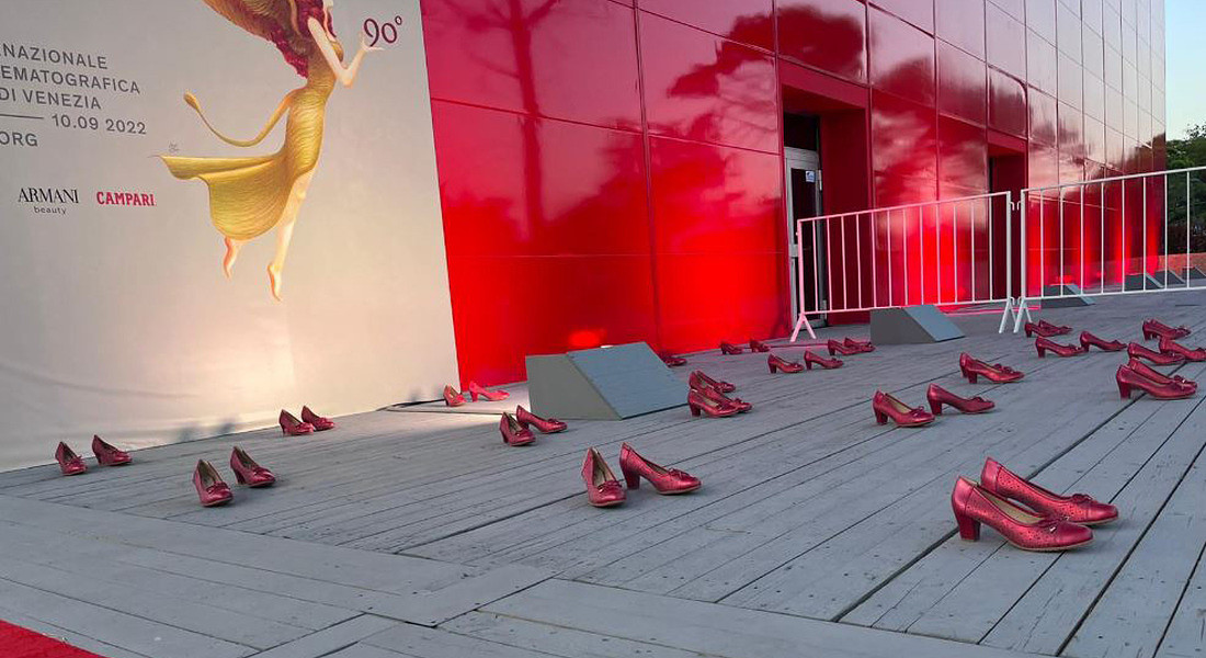 L'installazione Red Shoes alla sala Giardino a Venezia 79 © ANSA